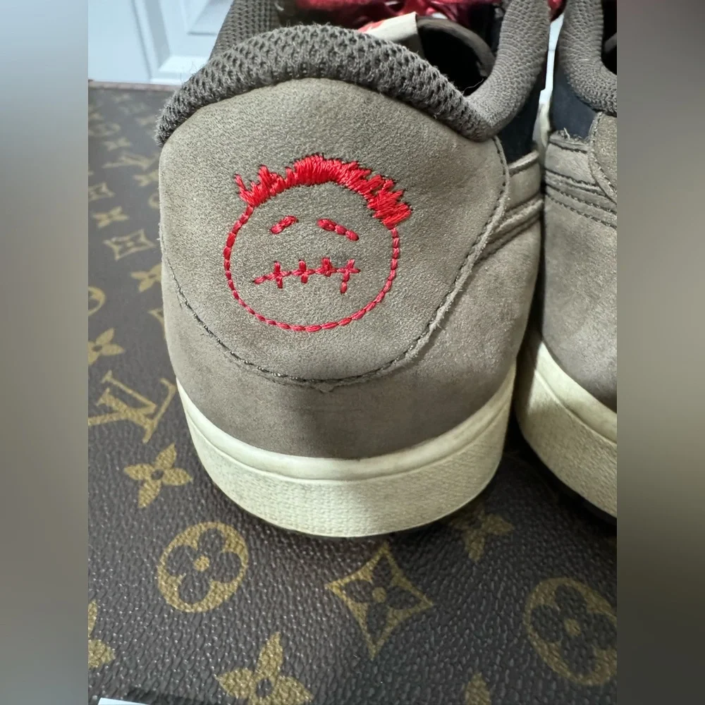 Travis Scott/Cactus Jack x Nike Jordan 1 Retro Low in Mocha with COA - Picture 5 of 16